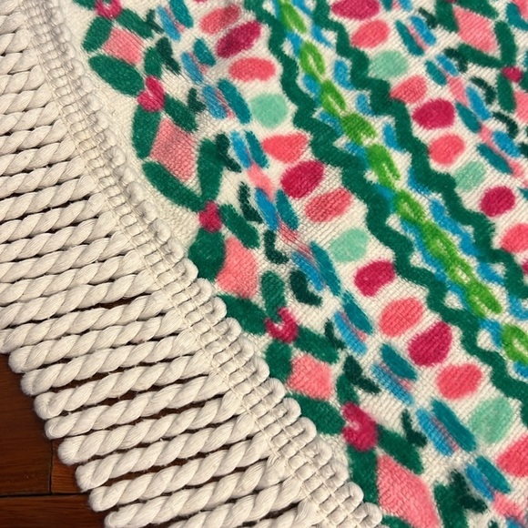 🌸 Lilly Pulitzer 60" Round Beach Towel in Pink Blossom Suite Views - Picture 3 of 6